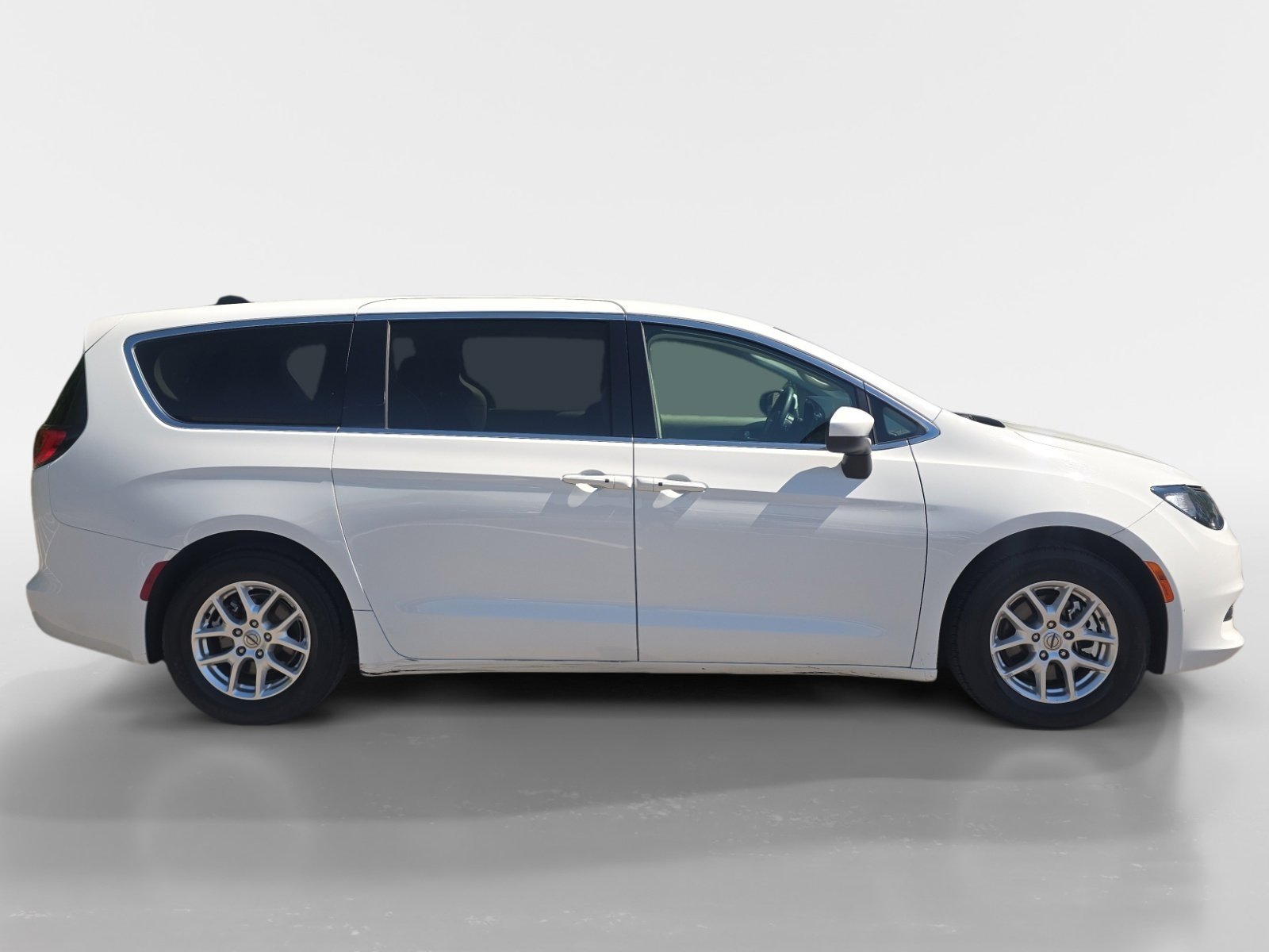 Used 2022 Chrysler Voyager LX FWD image 6