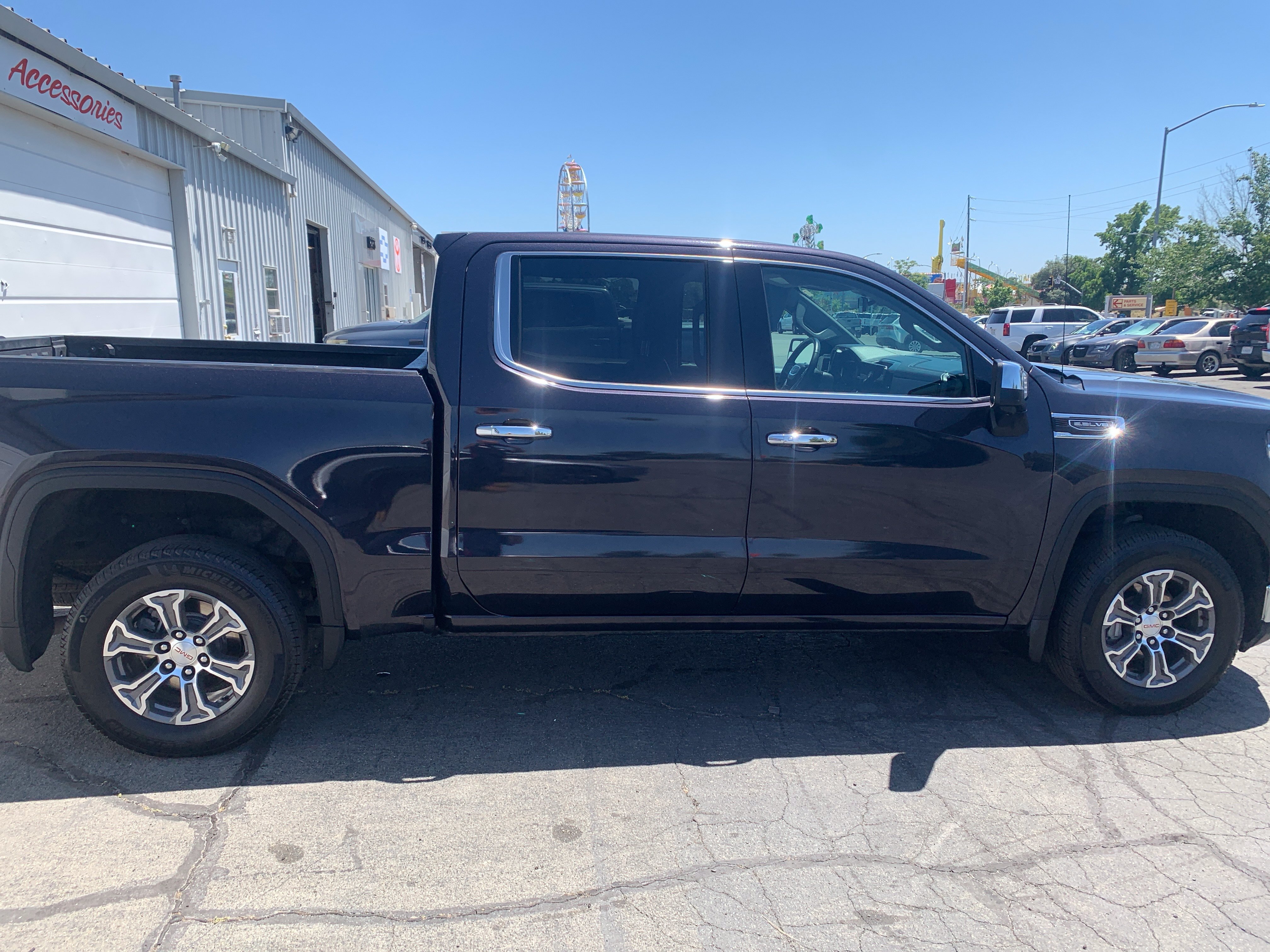 Used 2025 GMC Sierra 1500 SLT AWD/4WD image 4