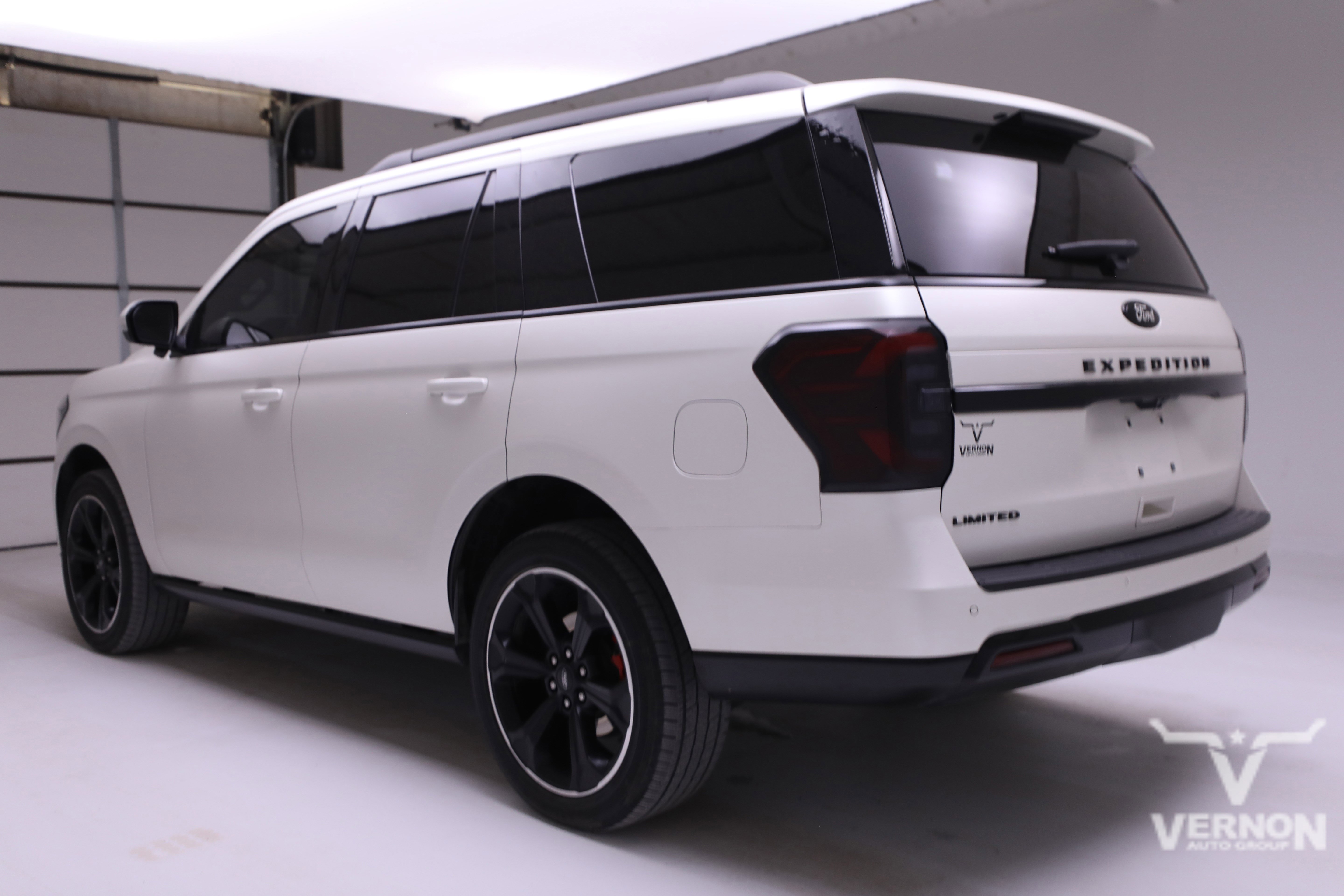 Used 2023 Ford Expedition Limited image 3