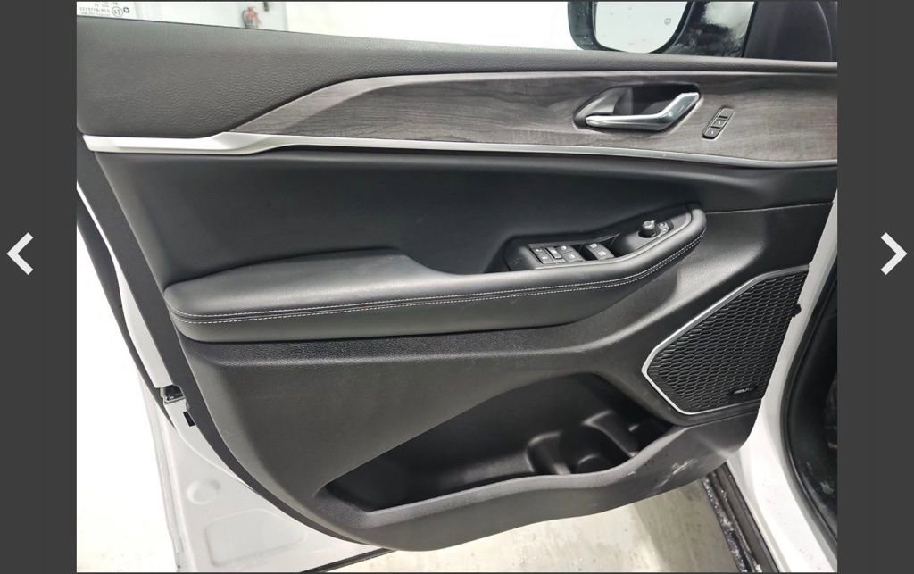 Used 2025 Jeep Grand Cherokee Limited 4xe image 7