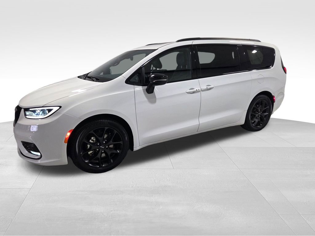 Certified 2025 Chrysler Pacifica Limited image 19