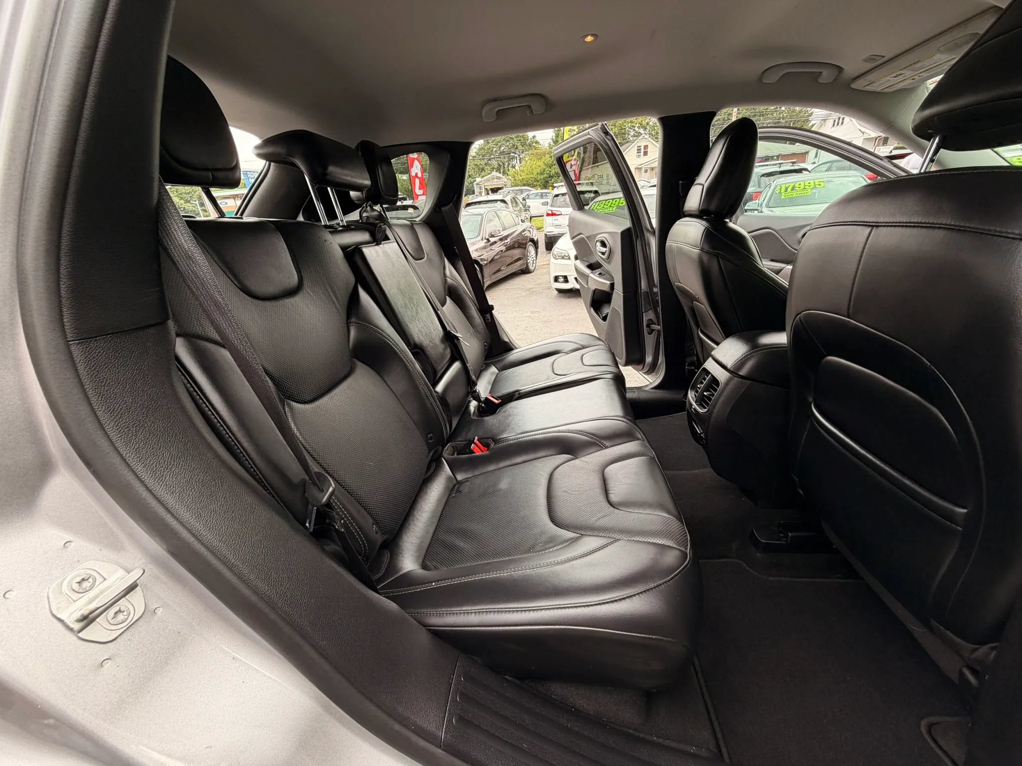Used 2019 Jeep Cherokee Limited AWD/4WD image 13