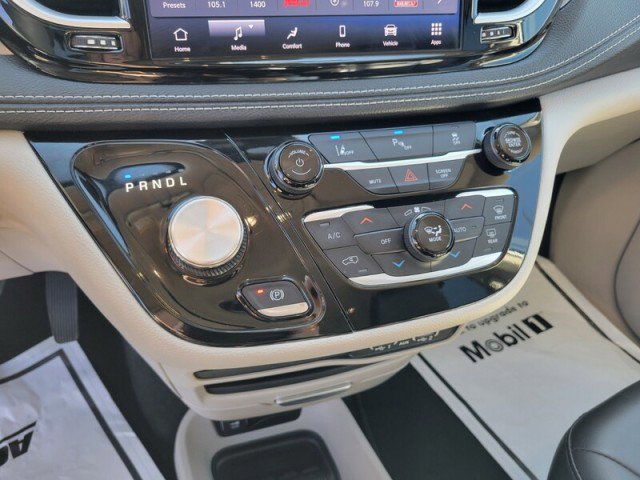 Used 2023 Chrysler Pacifica Touring-L image 21