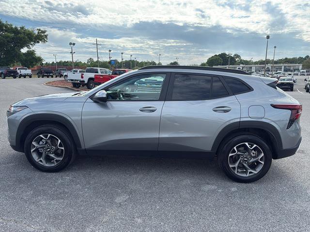Used 2025 Chevrolet Trax LT w/ LT Convenience Package FWD image 3
