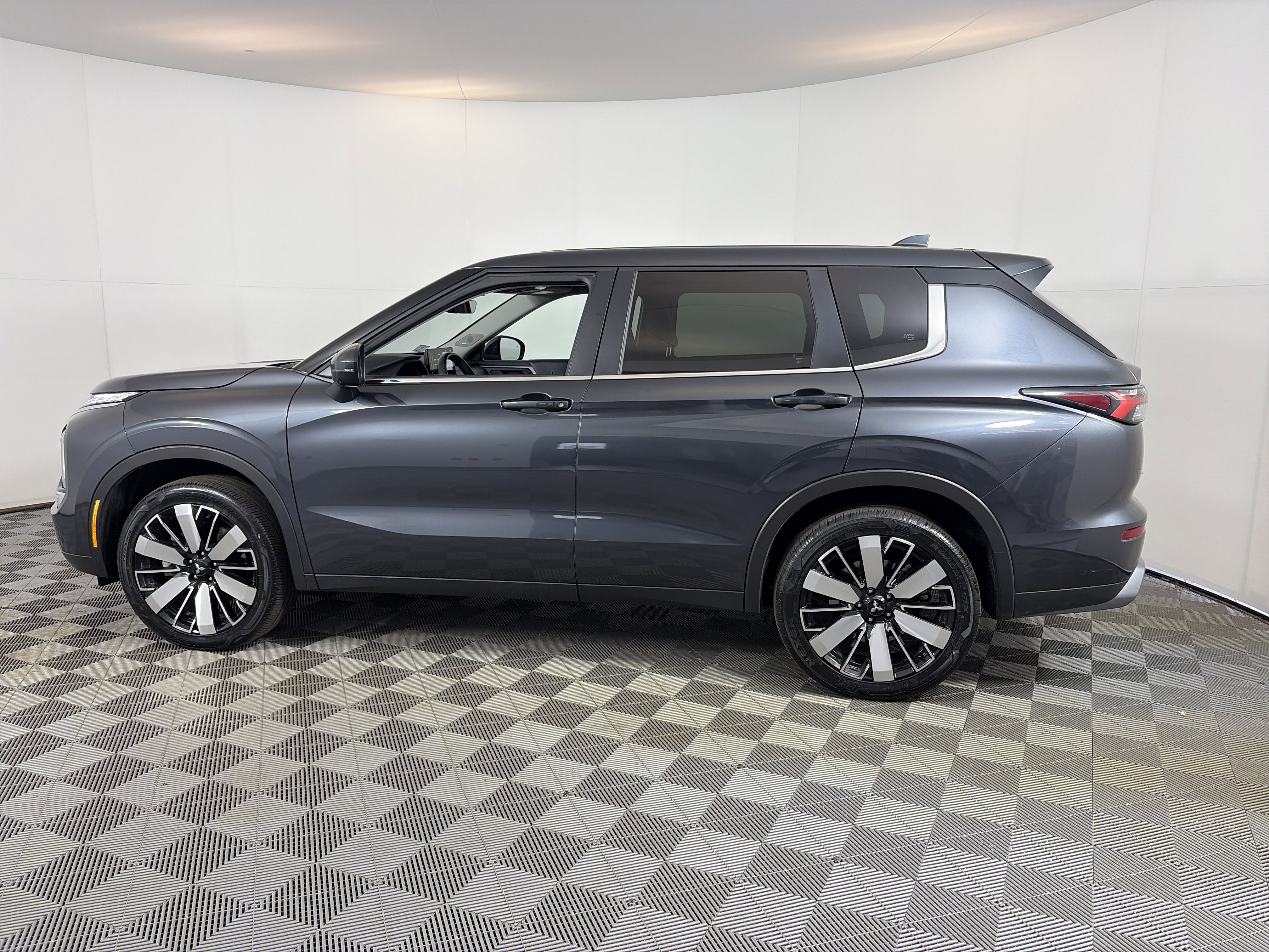Used 2025 Mitsubishi Outlander SE AWD/4WD image 9