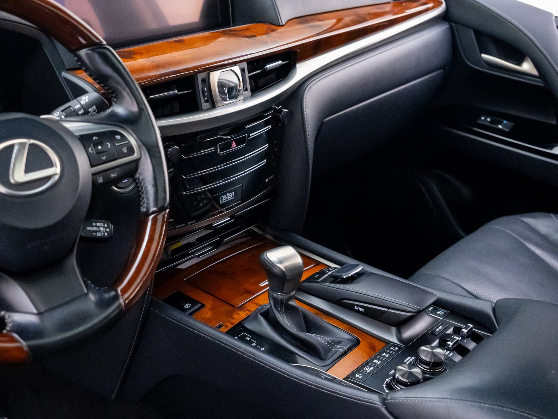 Used 2020 Lexus LX 570 4WD w/ Luxury Package image 12