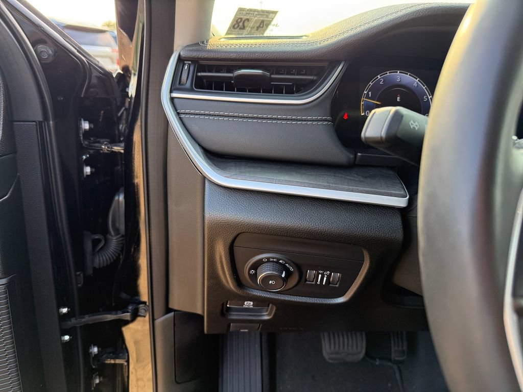 Used 2023 Jeep Grand Cherokee Limited w/ Luxury Tech Group II AWD/4WD image 19