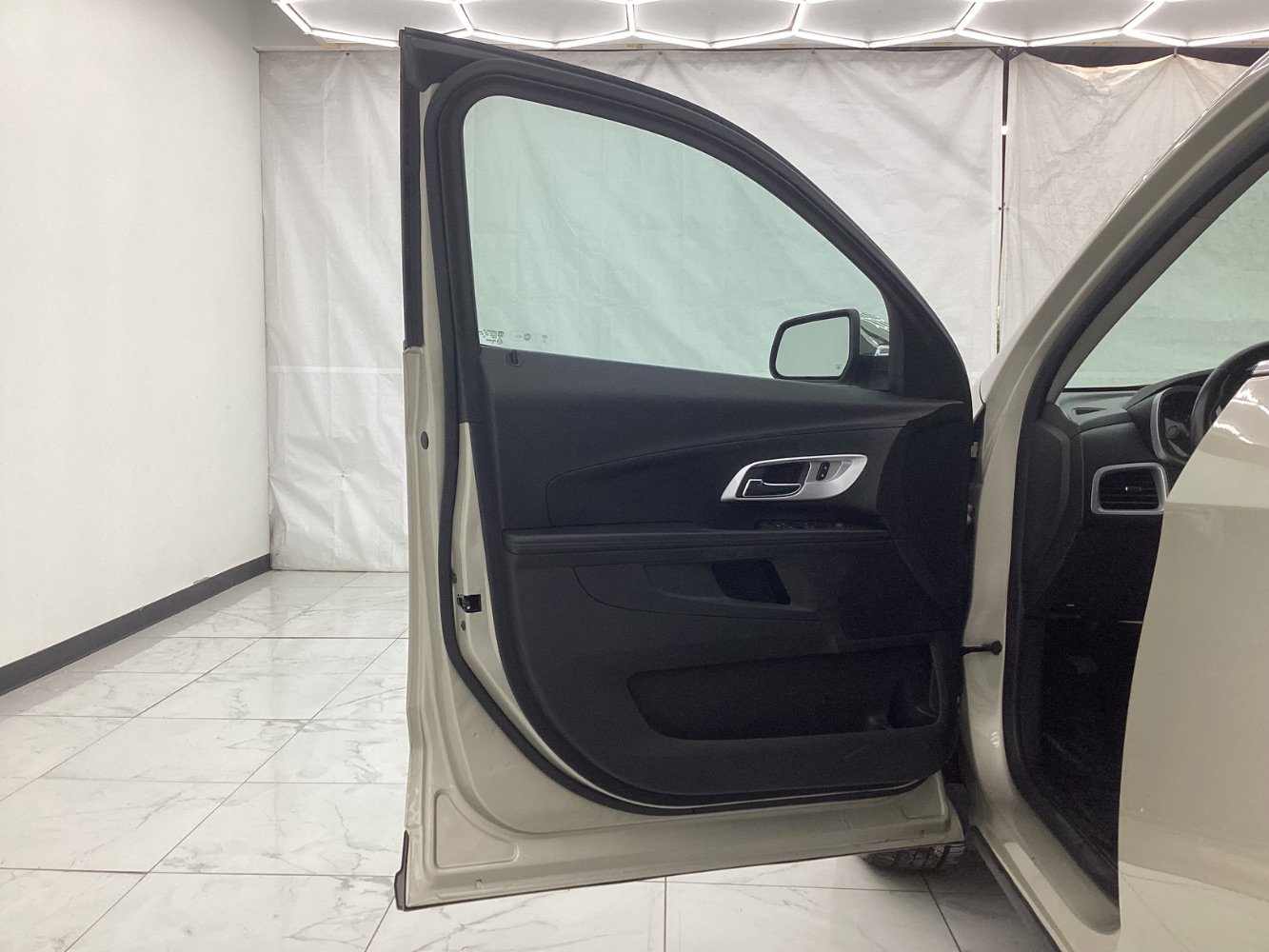 Used 2016 Chevrolet Equinox LTZ w/ Enhanced Convenience Package image 18