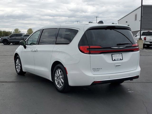 Used 2024 Chrysler Pacifica Touring-L FWD image 4