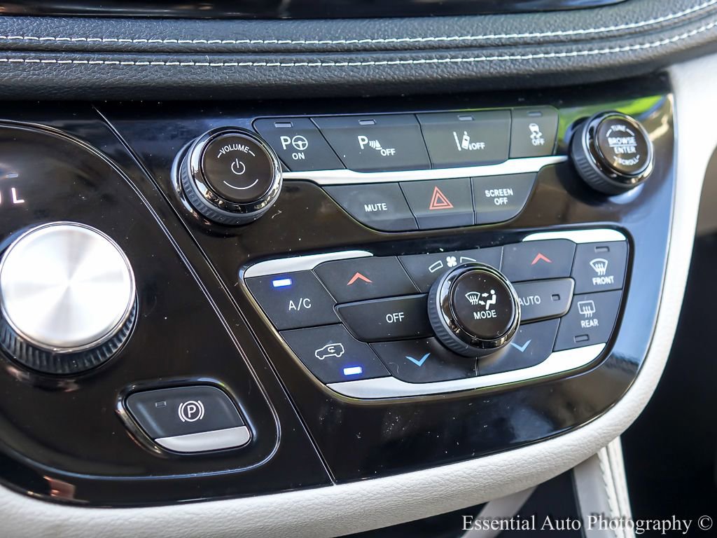 Used 2023 Chrysler Pacifica Limited image 28