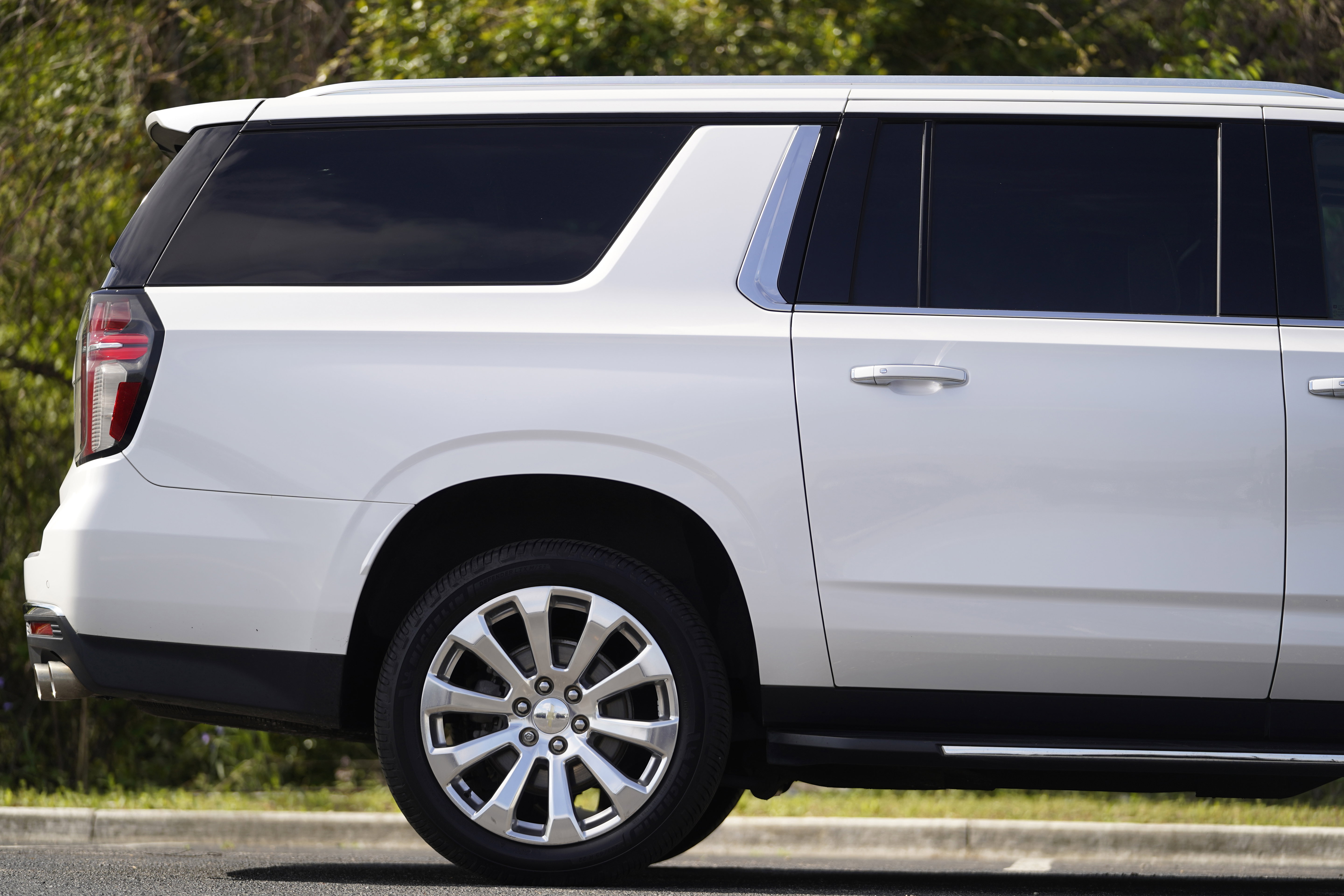 Used 2021 Chevrolet Suburban Premier w/ Premium Package RWD image 5