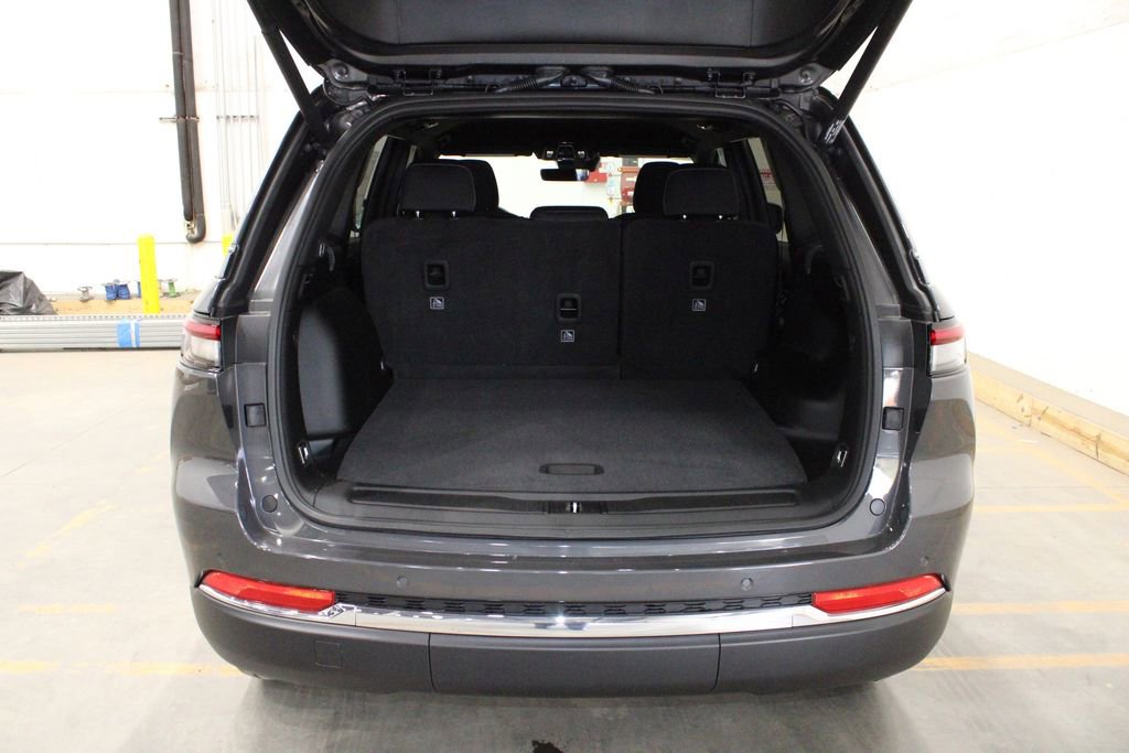 New 2025 Jeep Grand Cherokee Laredo w/ Luxury Tech Group I image 11