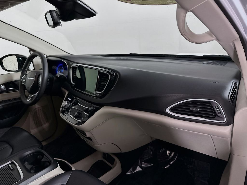 Certified 2024 Chrysler Pacifica Touring-L image 40