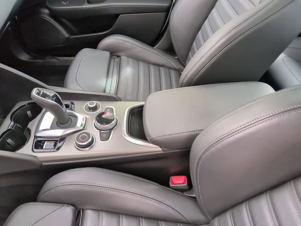 Used 2024 Alfa Romeo Giulia Veloce AWD/4WD image 32