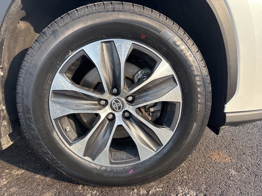 Used 2023 Toyota Highlander XLE image 9
