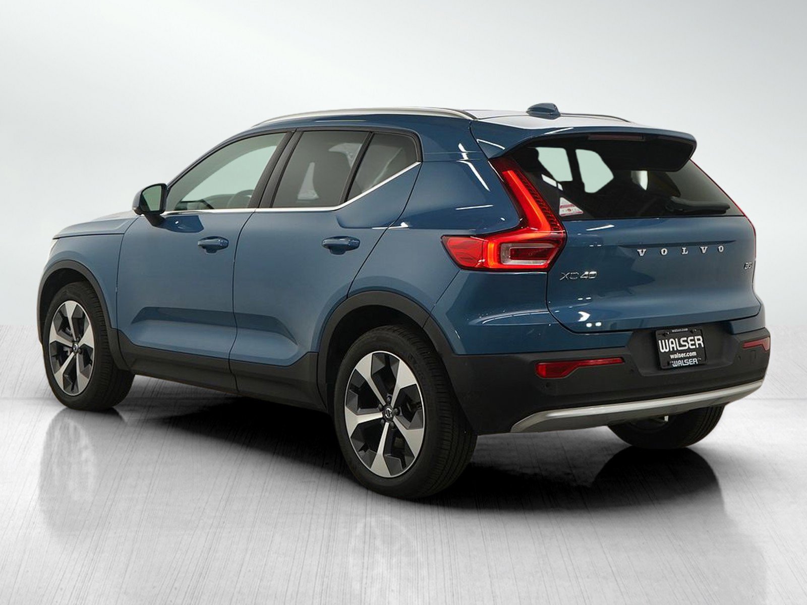 Used 2025 Volvo XC40 B5 Plus image 4