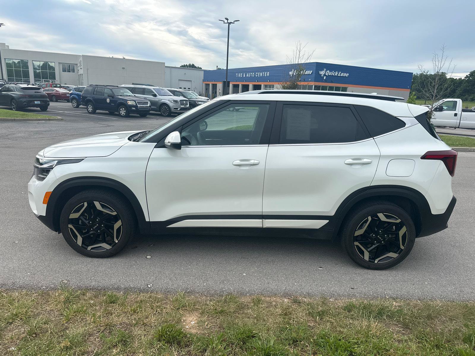 Used 2024 Kia Seltos SX w/ SX Sunroof Package AWD/4WD image 11