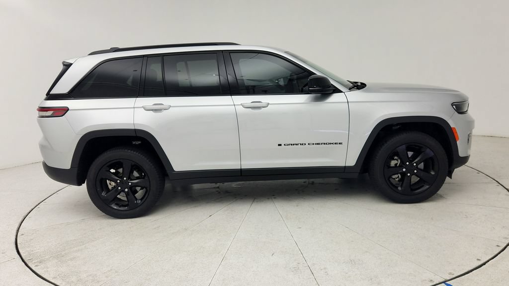 Used 2025 Jeep Grand Cherokee Limited w/ Black Appearance Package RWD image 9