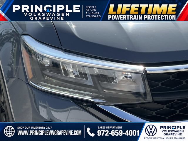Used 2023 Volkswagen Taos SE w/ Panoramic Sunroof Package FWD image 7