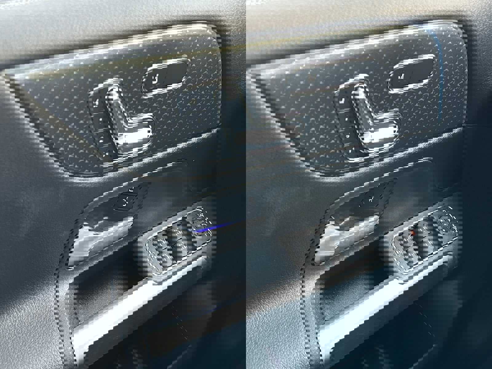 Used 2024 Mercedes-Benz GLB 250 4MATIC image 33