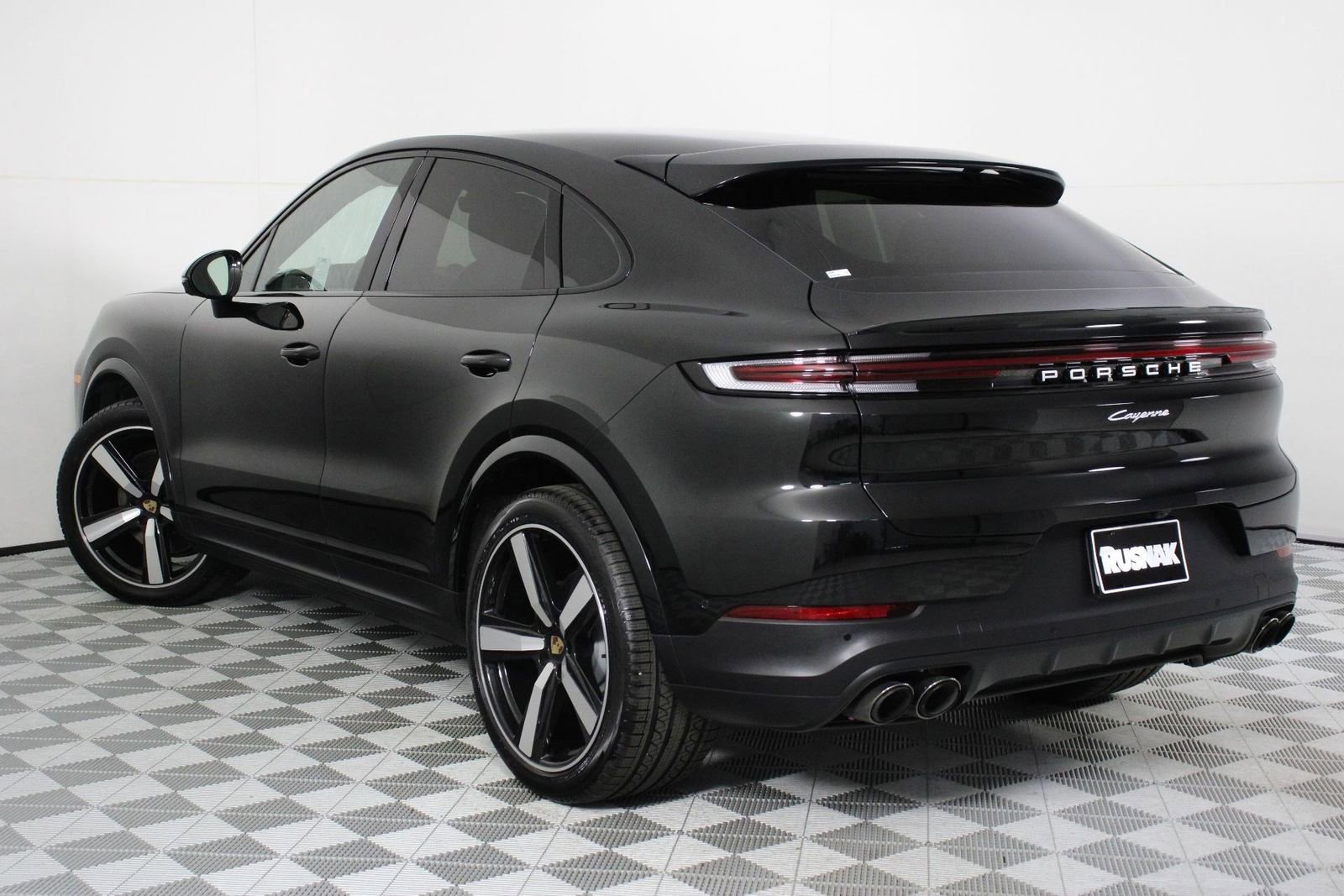 Certified 2025 Porsche Cayenne Coupe image 3