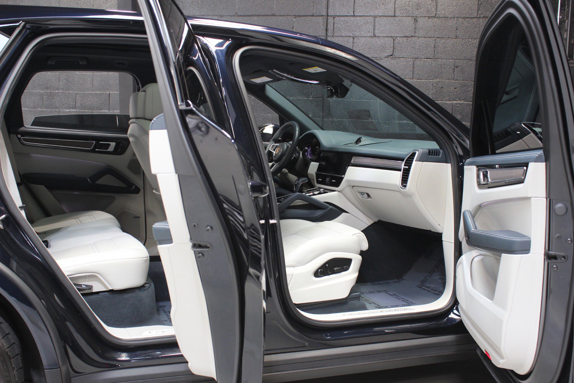 Used 2023 Porsche Cayenne Platinum Edition image 28