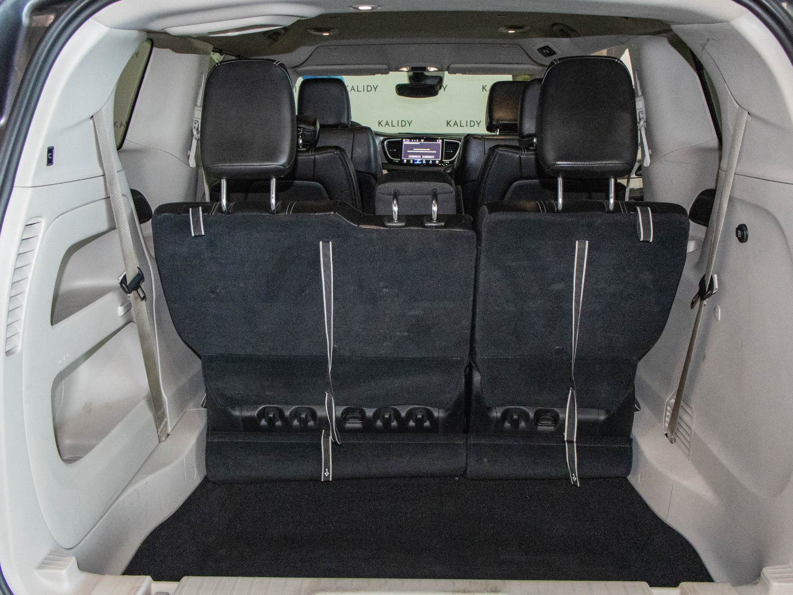 Used 2023 Chrysler Pacifica Touring-L FWD image 22