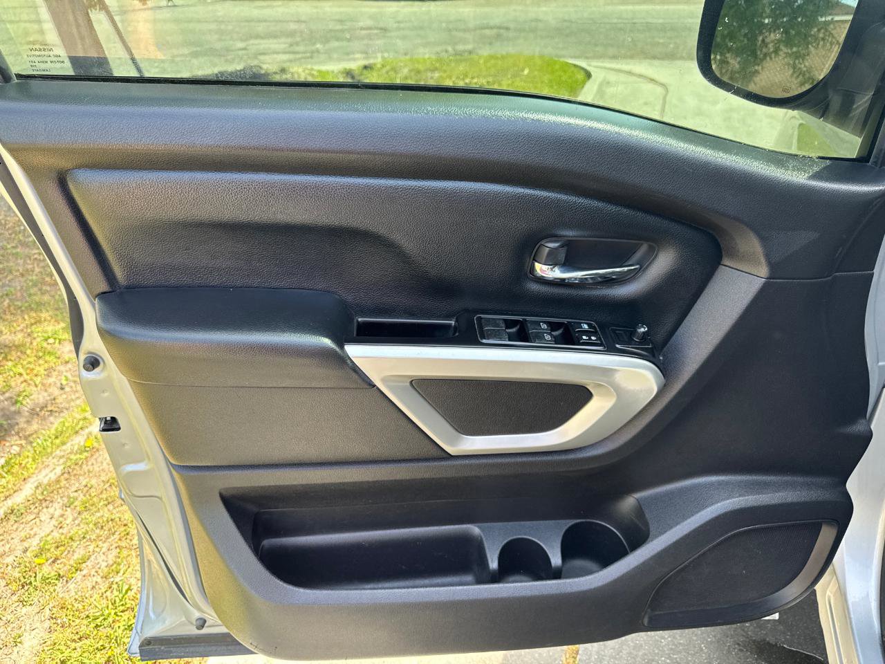 Used 2019 Nissan Titan SV AWD/4WD image 11