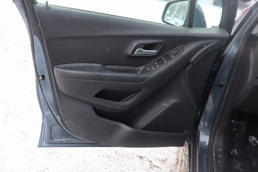 Used 2022 Chevrolet Trax LT w/ LT Convenience Package image 4