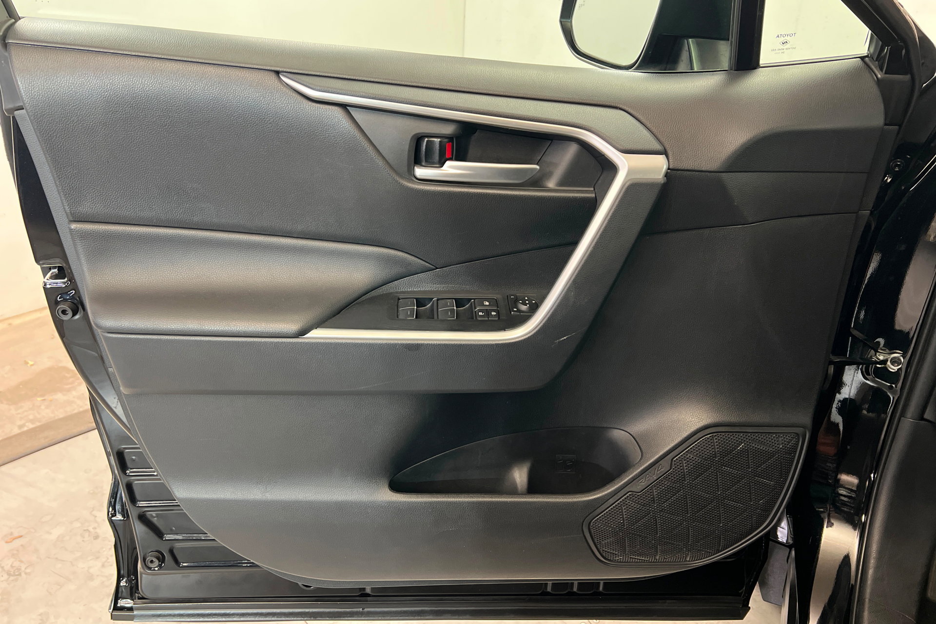 Used 2025 Toyota RAV4 XLE AWD/4WD image 15