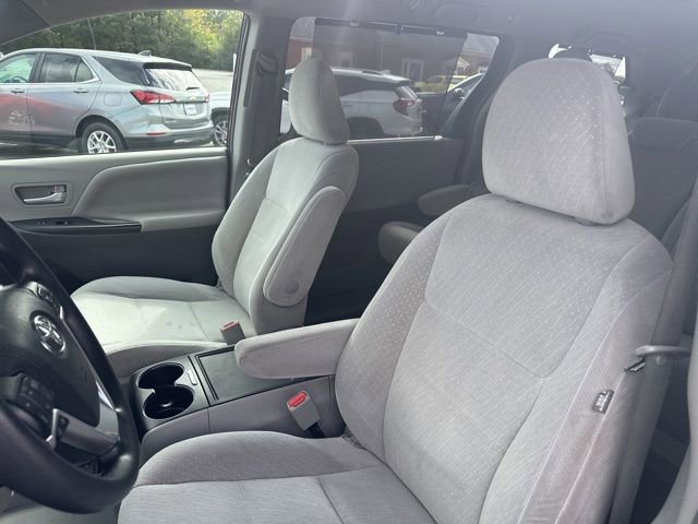 Used 2017 Toyota Sienna LE image 10