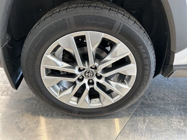 Used 2022 Toyota RAV4 XLE Premium AWD/4WD image 21