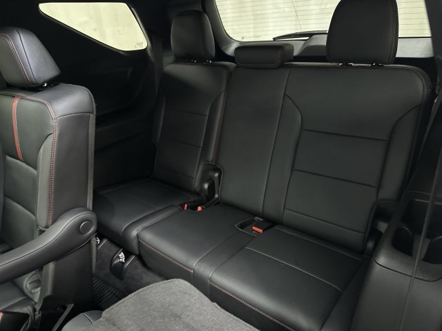 Used 2025 Chevrolet Traverse RS FWD image 16