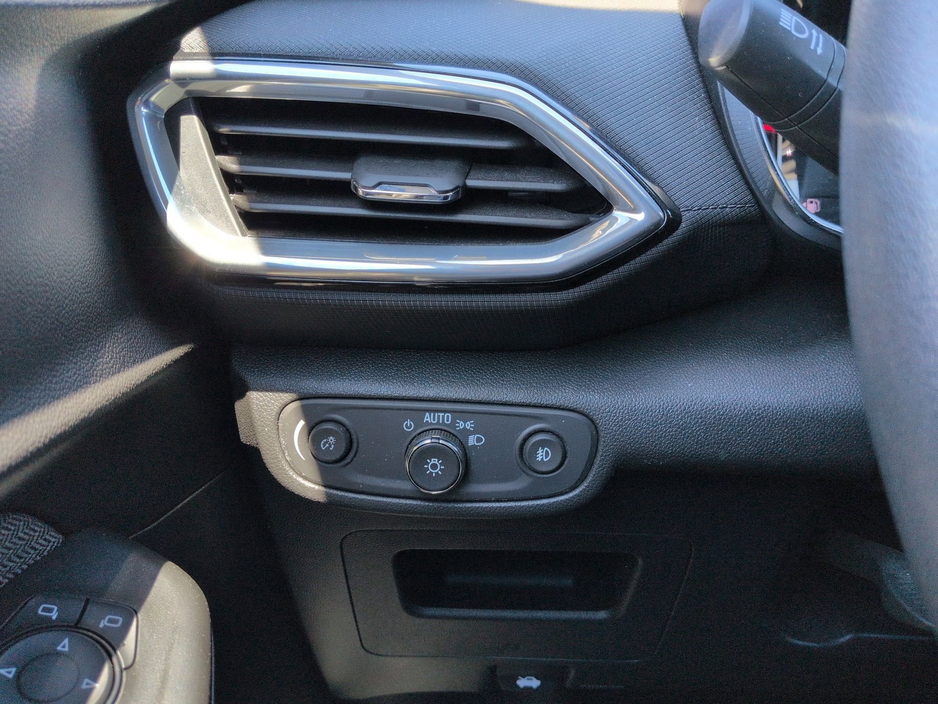 Certified 2023 Chevrolet TrailBlazer LT w/ Convenience Package FWD image 18