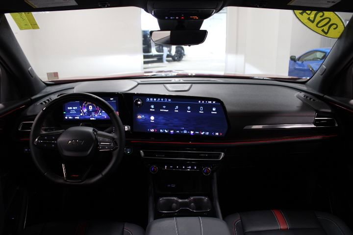 Used 2024 Chevrolet Traverse RS image 2