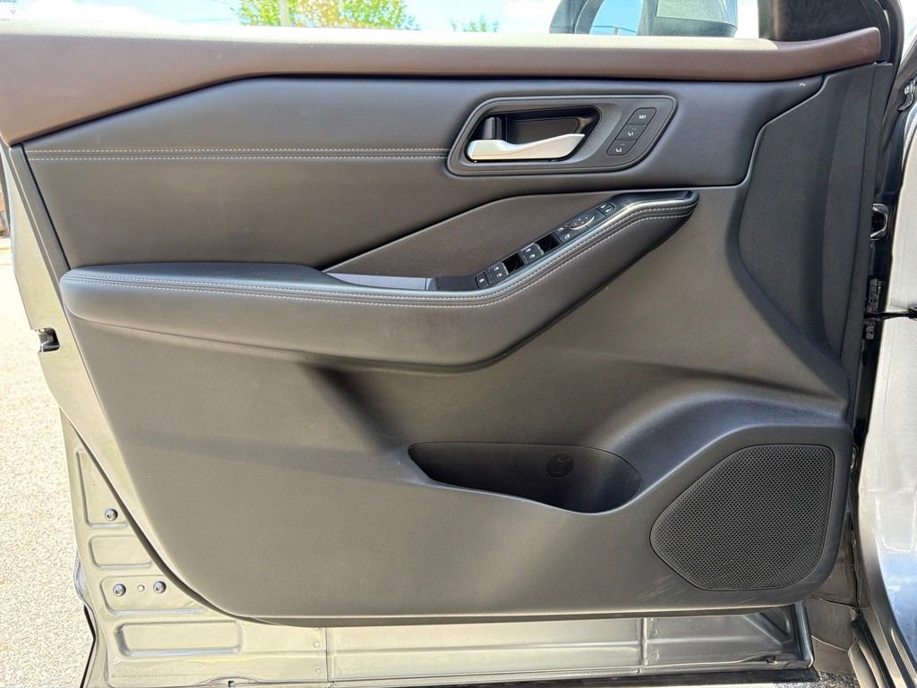 Used 2023 Nissan Rogue SL AWD/4WD image 12