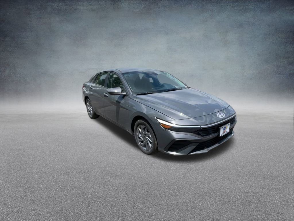 Used 2025 Hyundai Elantra Blue image 28