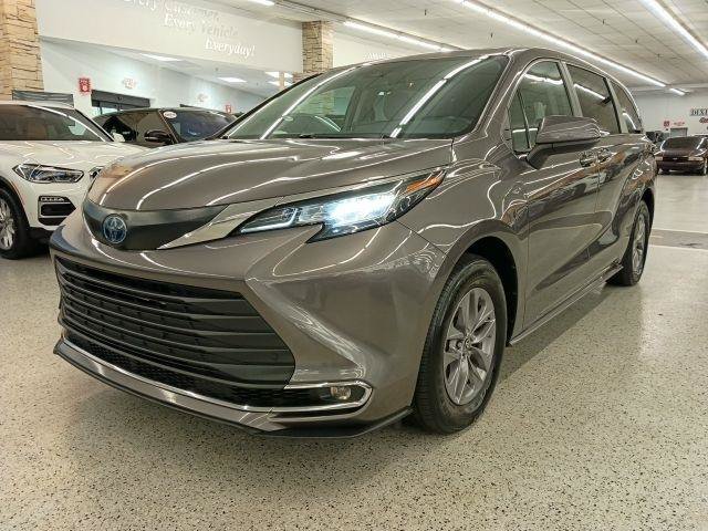 Used 2022 Toyota Sienna XLE FWD image 2