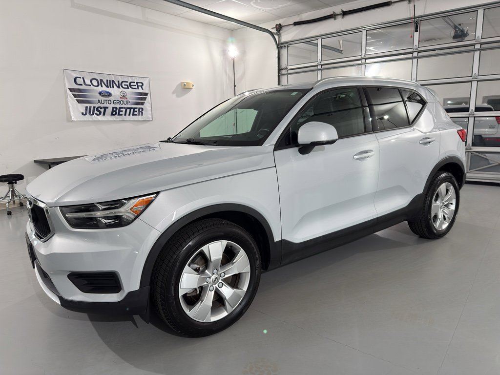 Used 2020 Volvo XC40 T4 Momentum image 3