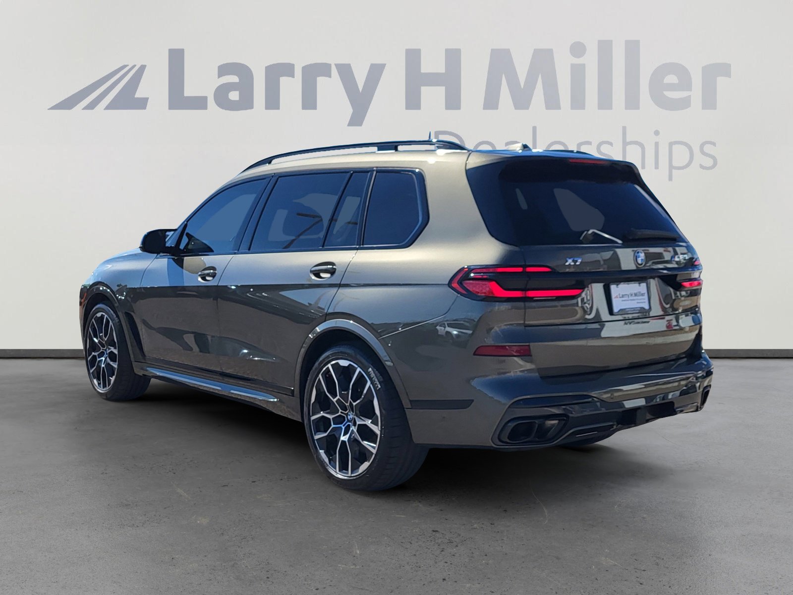 Used 2025 BMW X7 M60i image 3
