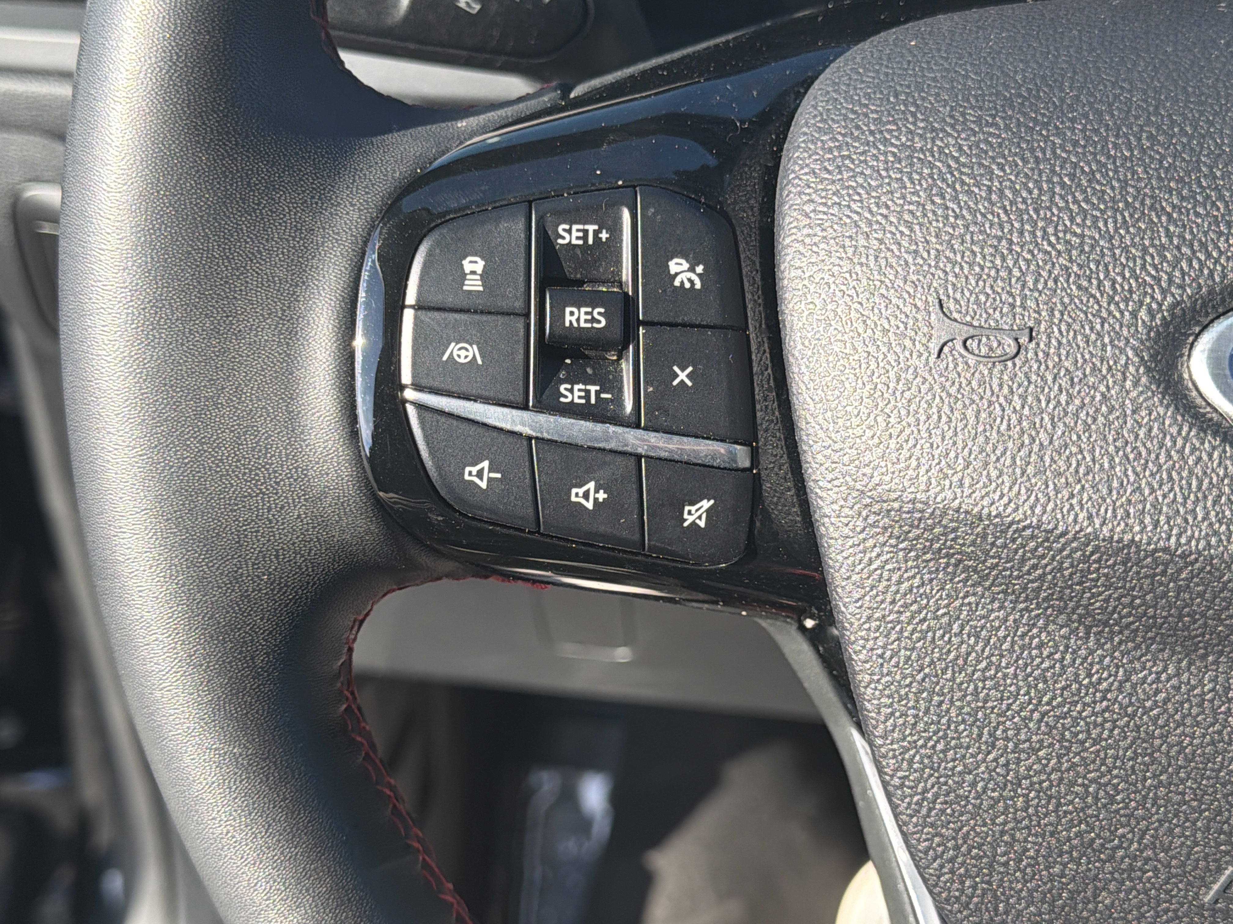 Used 2022 Ford Escape SEL w/ SEL Stealth AWD Package image 18