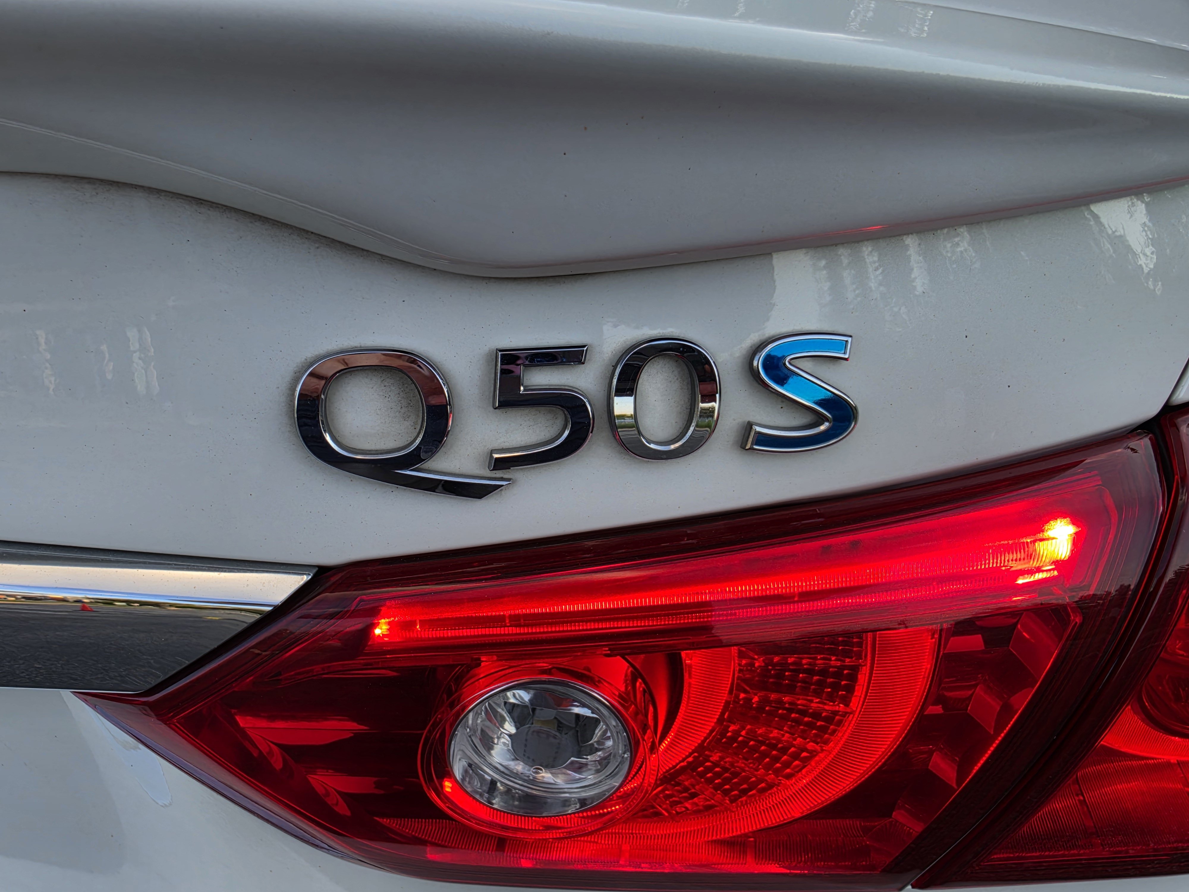 Used 2014 INFINITI Q50 Hybrid w/ Deluxe Technology Package RWD image 9