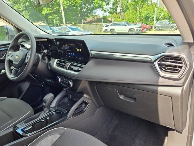 Used 2025 Chevrolet TrailBlazer LT AWD/4WD image 30