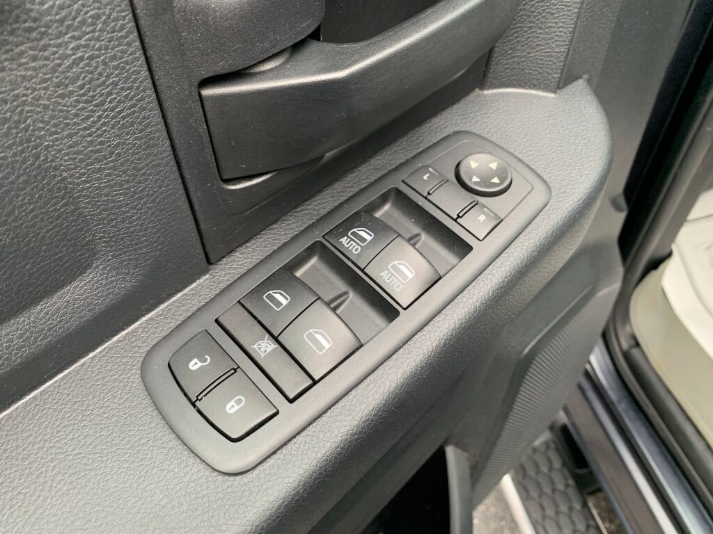Used 2017 RAM 1500 Express AWD/4WD image 9