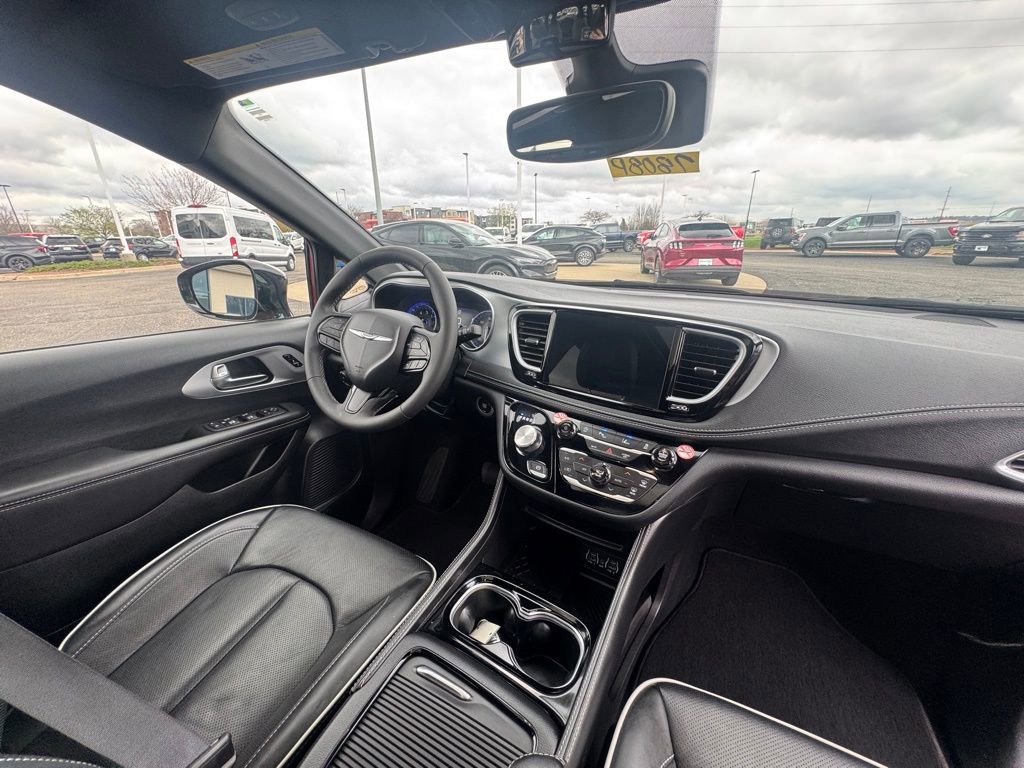 Used 2025 Chrysler Pacifica Limited FWD image 21
