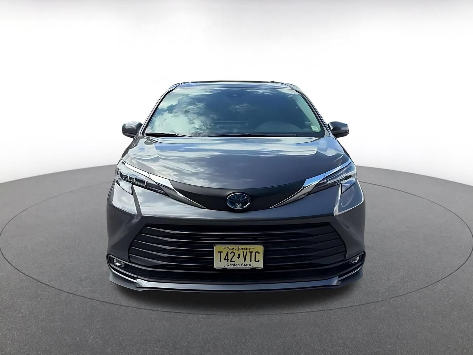Used 2025 Toyota Sienna XLE FWD image 4