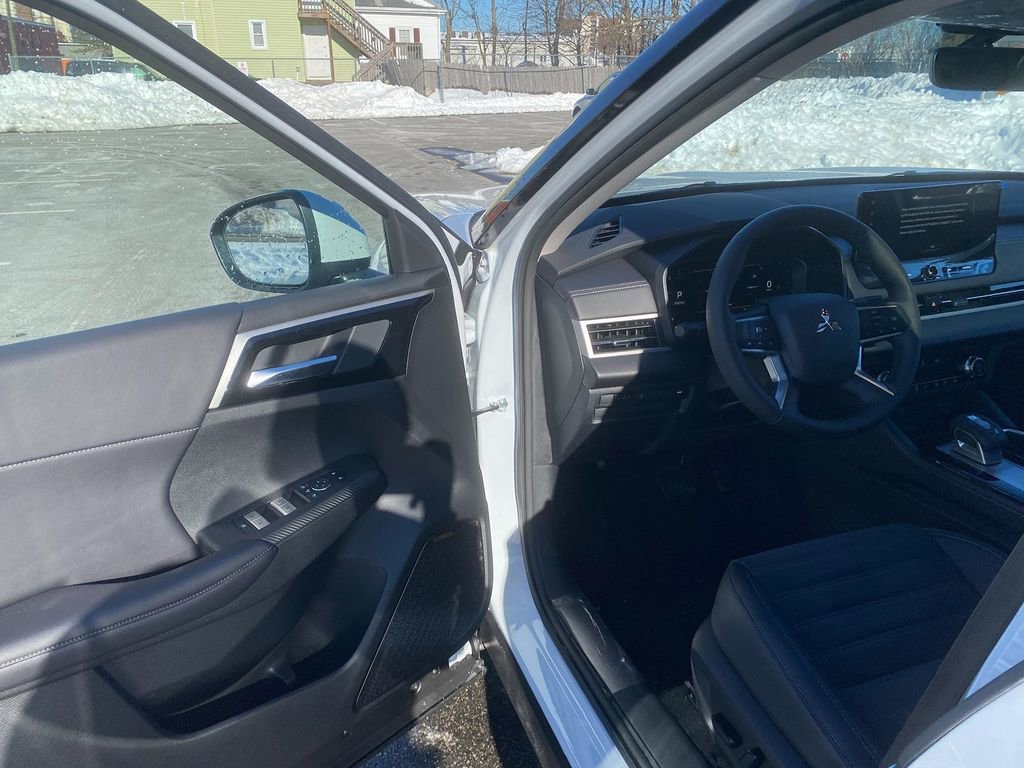 New 2026 Mitsubishi Outlander SE image 10