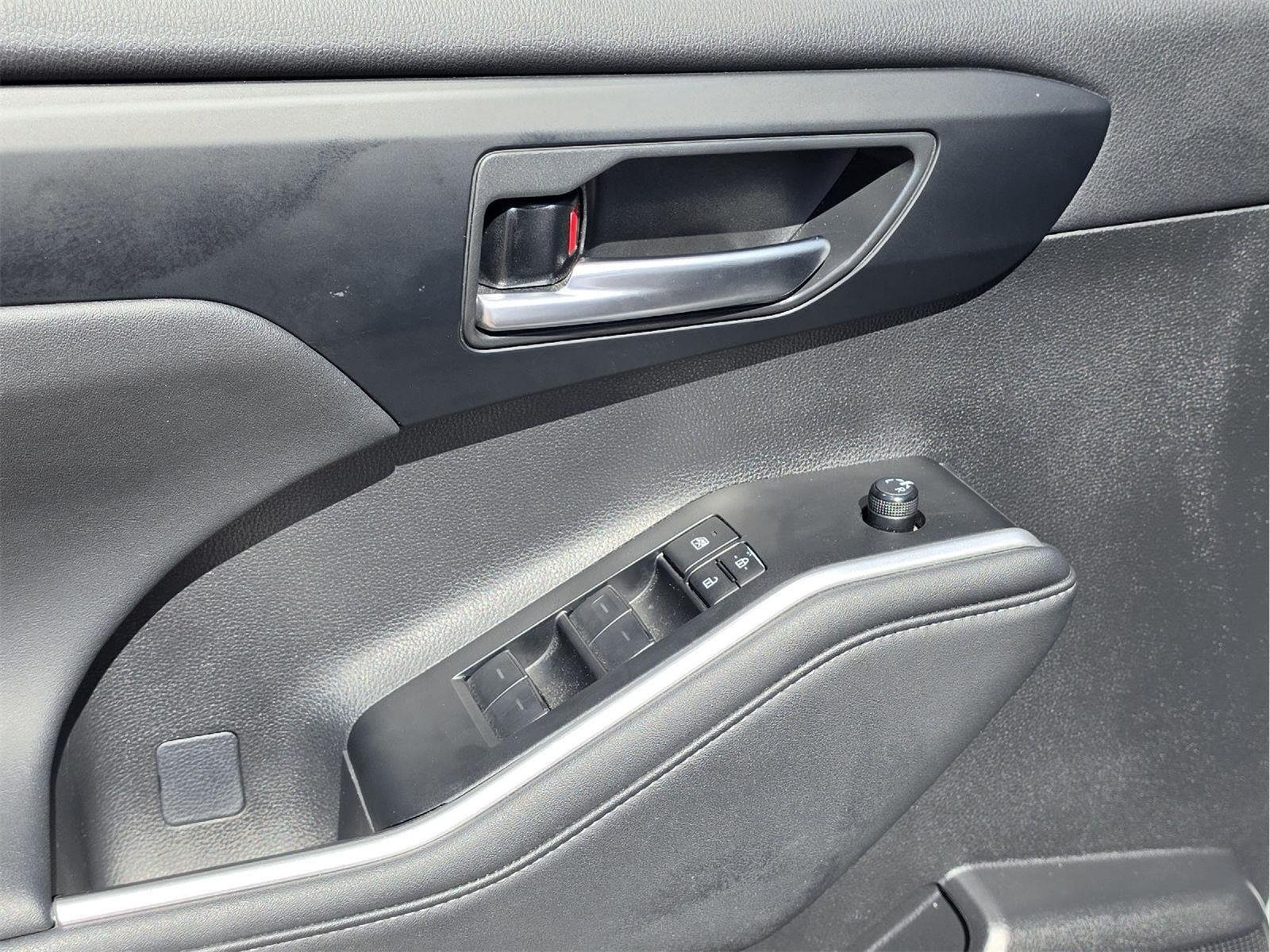 Used 2023 Toyota Highlander XLE FWD image 17