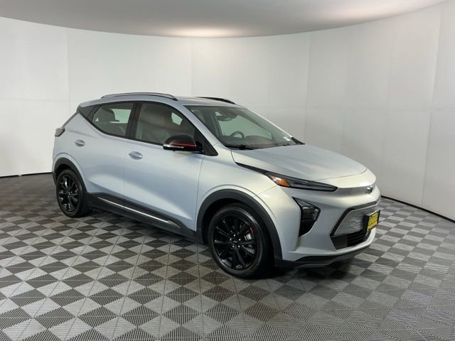 Used 2023 Chevrolet Bolt EUV Premier w/ Sun & Sound Package FWD image 3