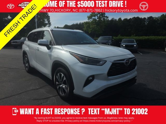 Used 2022 Toyota Highlander XLE AWD/4WD image 1